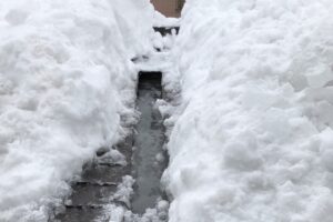 雪で埋まったスノーダクトとドレン