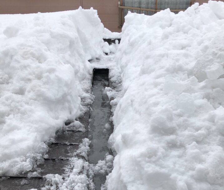 雪で埋まったスノーダクトとドレン