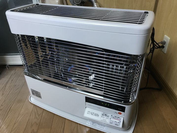 札幌の便利屋七道によるFFストーブの取り付け作業。既存の壁穴への接続を確認しています。