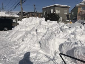 駐車場②除雪作業後の雪山