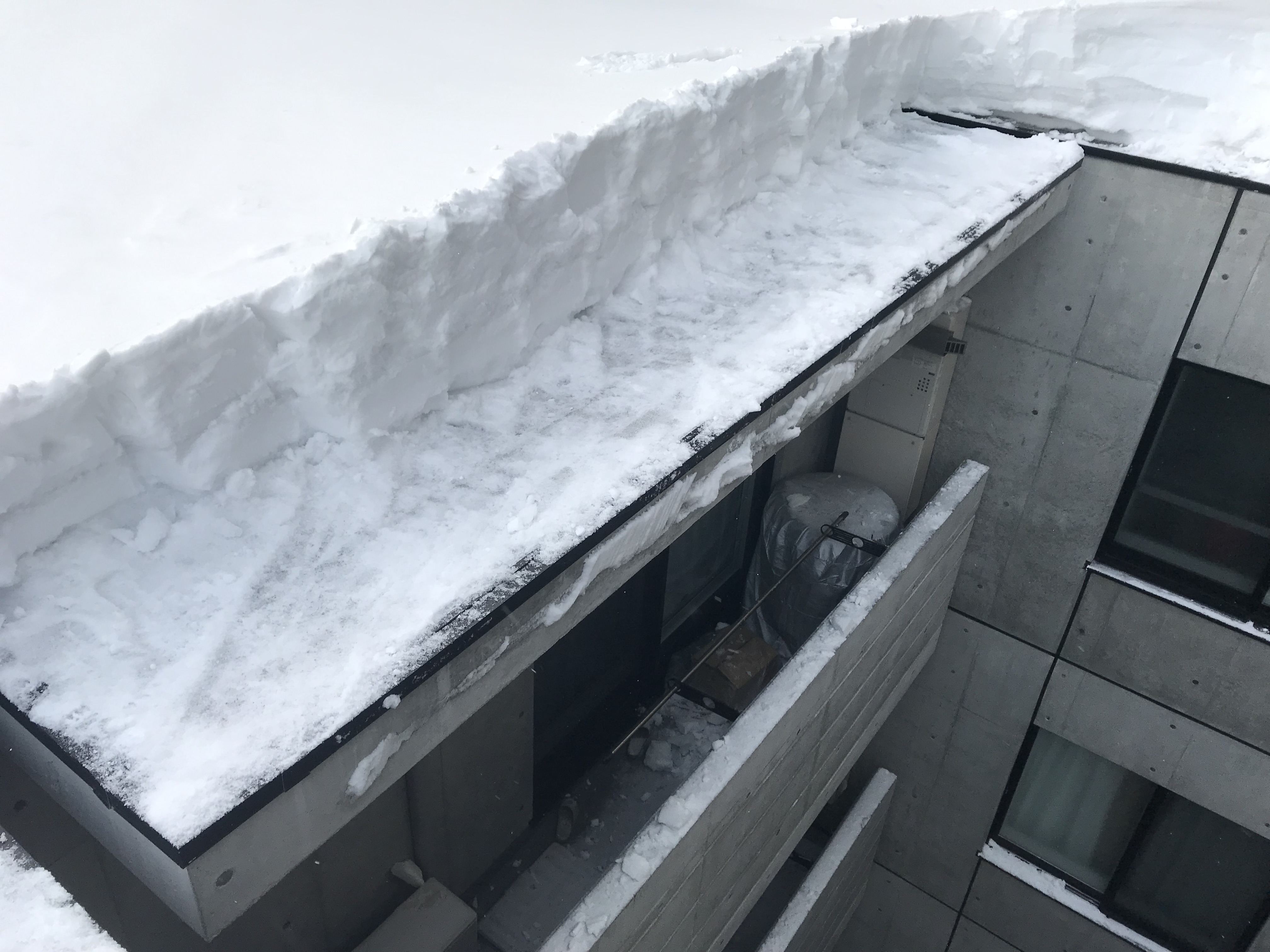 マンションの電線に絡んだ雪庇落とし　札幌の便利屋七道※除雪関連のブログはこちら