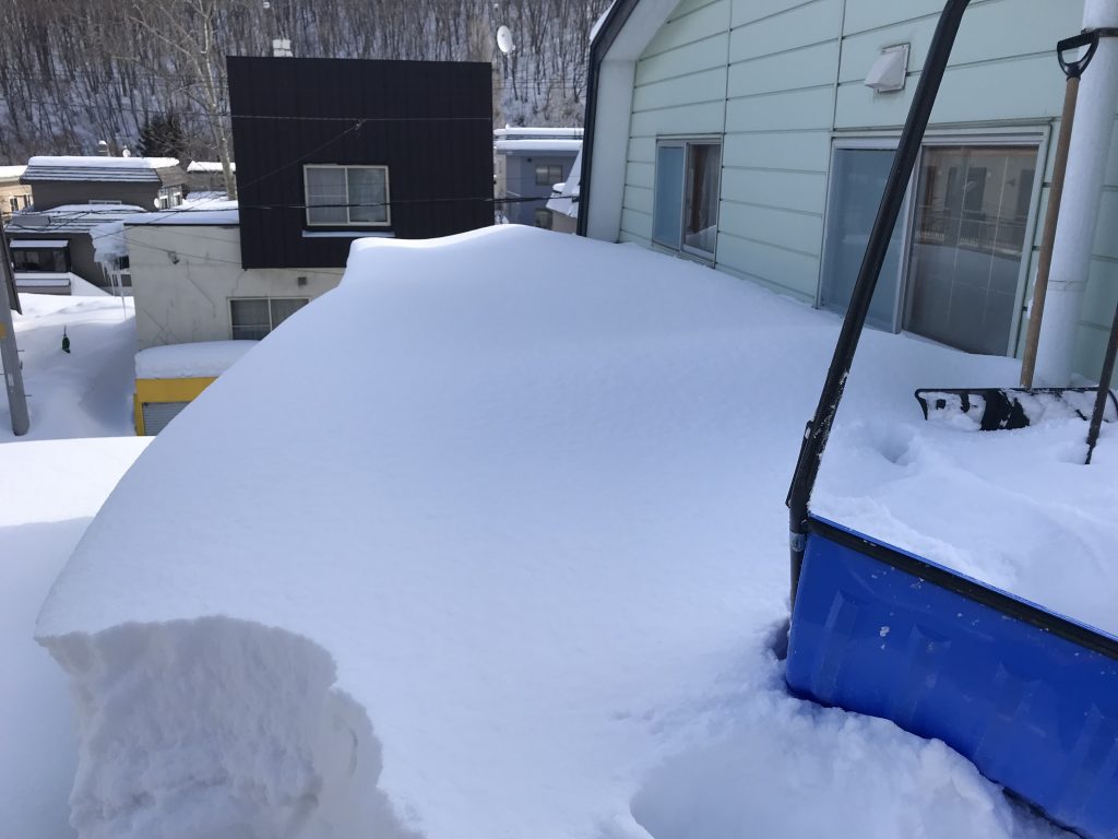 すが漏り箇所の雪下ろし前