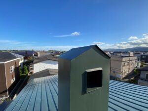 秋の涼しい時期に集合煙突の点検している様子。