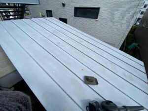 札幌の物置の屋根塗装前の写真。表面のサビと劣化が見られる。