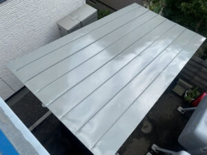 札幌の物置の屋根塗装後の写真。ケレンと二回塗りでサビが消え、光沢のある状態。