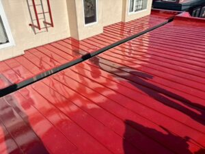 塗装後の屋根。鮮やかな赤色に仕上がり、光沢がある。