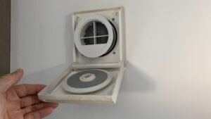 壁面の給気口カバーを開けた様子。中にフィルターがセットされている。