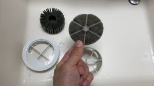 真っ黒に汚れた換気口のフィルター