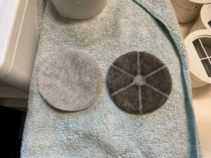 清掃前後のフィルター比較。左が新品のように白い清掃後、右が真っ黒に汚れた清掃前。