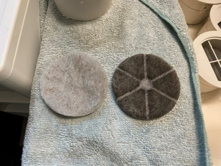 清掃前後のフィルター比較。左が新品のように白い清掃後、右が真っ黒に汚れた清掃前。