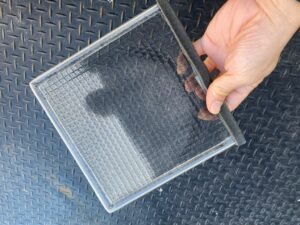 24時間換気ユニットのフィルターブラシで優しく擦ると汚れ具合は一目瞭然