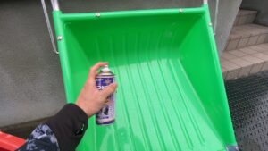 雪つかずスプレーDXを除雪道具へ塗布
