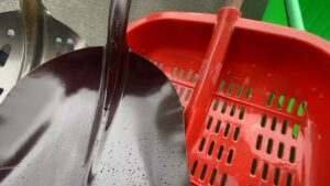 雪解けの粒が翌日凍結。コーティングのお陰で剥がれやすくなる