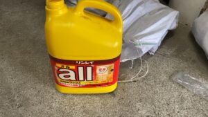 リンレイの床用樹脂ワックス「オール」。コンパネのコーティングに使用するプロの裏技アイテム。