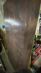 ワックス塗装が完了し美しい光沢が出たコンパネ。乾燥後は水を弾き雪離れが良い状態。