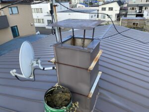 煙突の屋上部分。煤の排出口や排気筒が確認できる。