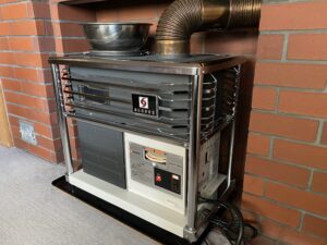 ペチカ（蓄熱暖房機）の外観。レンガ調の壁に囲まれたストーブ。