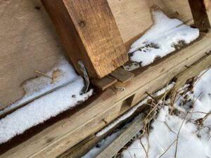 落雪の圧力により破損。金具が大きく減し曲がる。