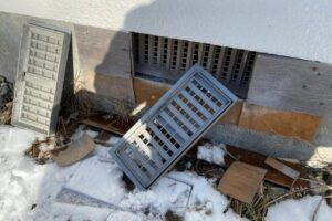 劣化して外れ落ちてしまった床下換気口のパーツ。ここからネズミが侵入していた。