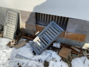 劣化して外れ落ちてしまった床下換気口のパーツ。ここからネズミが侵入していた。