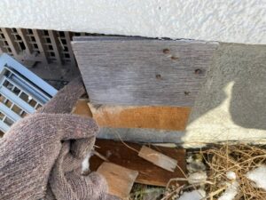 経年劣化で剥がれ落ちそうになっている古い床下換気口の土台。