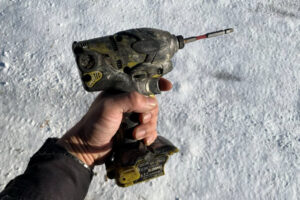 インパクトドライバー。ビス打ちして補強する。