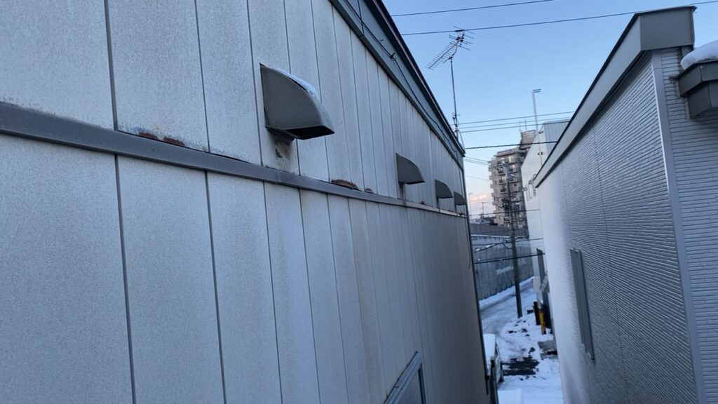 紫外線を浴びて脆くなった換気フード