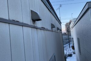 紫外線を浴びて脆くなった換気フード