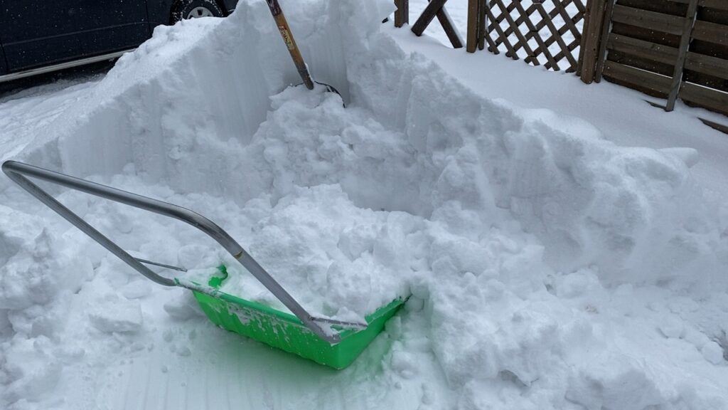 自宅前にできた高さ1メートルを超える大きな雪山。除雪作業の依頼現場。