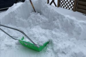 自宅前にできた高さ1メートルを超える大きな雪山。除雪作業の依頼現場。