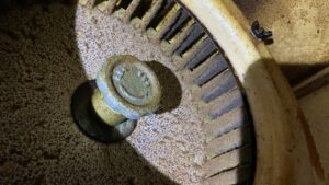 レンジフード内部のファンに付着した頑固な油汚れ。清掃前の状態。