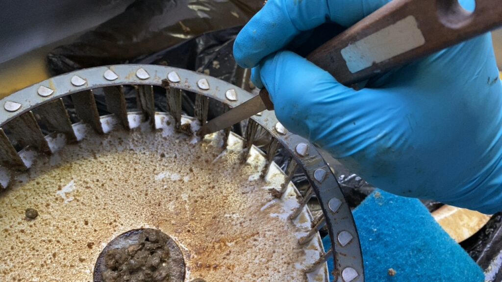 シロッコファンのプロペラ部分の油の除去。丁寧に清掃中