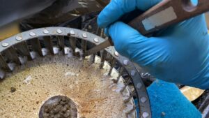 シロッコファンのプロペラ部分の油の除去。丁寧に清掃中