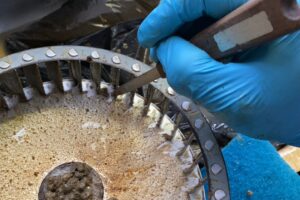 シロッコファンのプロペラ部分の油の除去。丁寧に清掃中