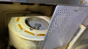 清掃完了。パーツを元通りに戻していく