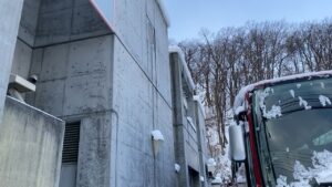 屋上の端にせり出した雪庇。落下の危険がある状態。