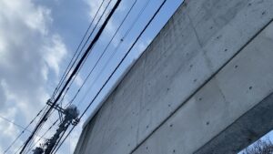 屋上の端にせり出した雪庇。歩行者に当たる可能性あり