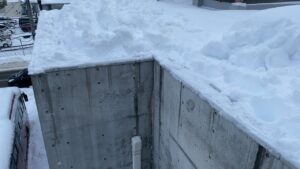 雪庇落とし作業が完了し、安全な状態になった屋根の端。