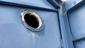 換気フード外れて穴が空いている