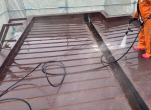 屋根の高圧洗浄作業。泥や古い塗膜を洗い流す。札幌 屋根塗装 便利屋七道