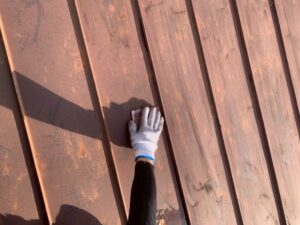 屋根のケレン作業。手作業で錆を削り落とし下地を整える。