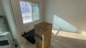 札幌の便利屋七道による美唄市での窓用エアコン設置作業の様子