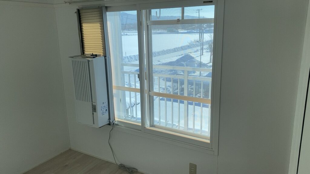窓に固定した窓用エアコン