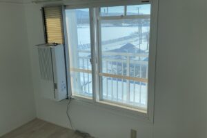 窓に固定した窓用エアコン