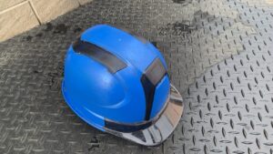 雪下ろし時はヘルメットや安全帯の着用等の安全対策が必要です