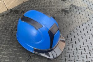 雪下ろし時はヘルメットや安全帯の着用等の安全対策が必要です