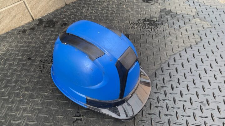 雪下ろし時はヘルメットや安全帯の着用等の安全対策が必要です