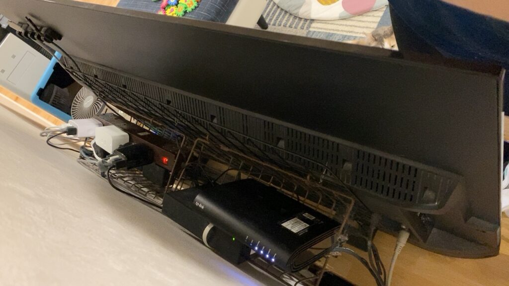 札幌でのテレビ修理対応。配線状況を確認中の現場写真