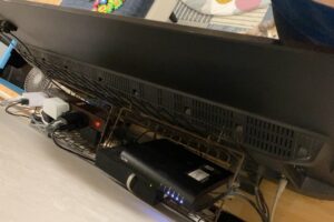 札幌でのテレビ修理対応。配線状況を確認中の現場写真