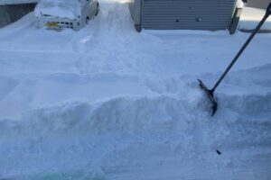 札幌の記録的大雪により埋まった駐車場と玄関前のビフォー写真